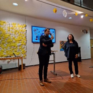 Loading...